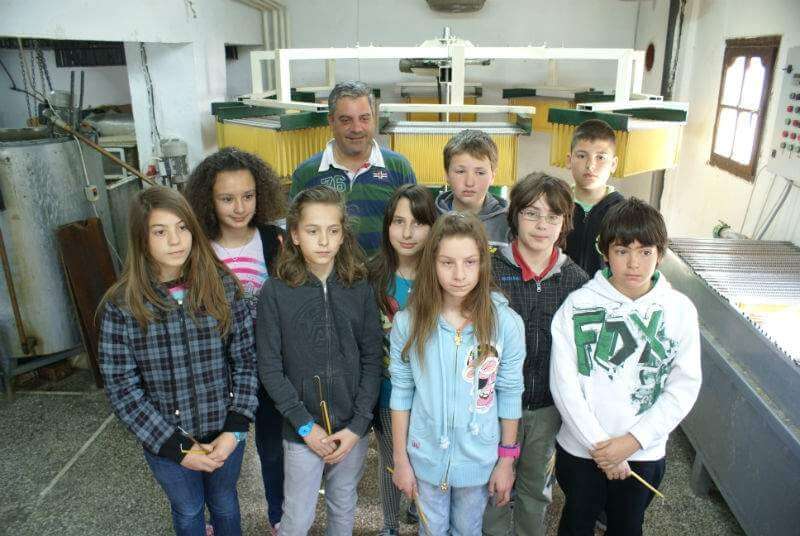 Το κηροπλαστείο της Μητροπόλεως επισκέφτηκαν μαθητές του 1ου Δημοτικού Σχολείου Καστοριάς
