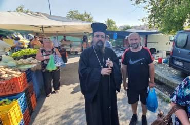 Στήν λαϊκή ἀγορά καί σέ καταστήματα γιά τό Γηροκομεῖο