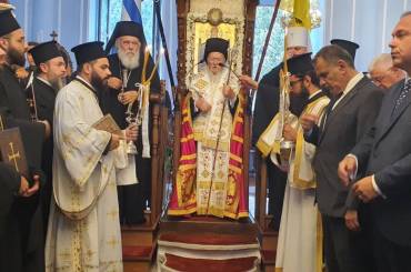 Τον Οικουμενικό Πατριάρχη Βαρθολομαίο συνοδεύει ο Καστορίας Καλλίνικος, στην επίσκεψη του στην Ελλάδα.