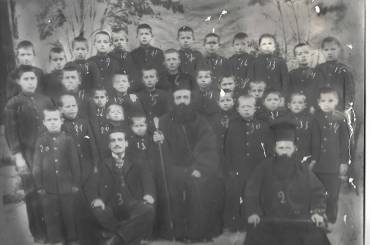 Ιστορική φωτογραφία του Γερμανού Καραβαγγέλη με παλιούς Καστοριανούς