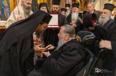 Ο Σεβ. Μητροπολίτης μας κ. Καλλίνικος, εκπρόσωπος της Ιεράς Συνόδου της Εκκλησίας της Ελλάδος, στην παρασημοφόρηση του Γέροντος πρ. Μητροπολίτου Φλωρίνης κ. Θεοκλήτου